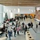 Foto av vestibyle med mennesker og juletre